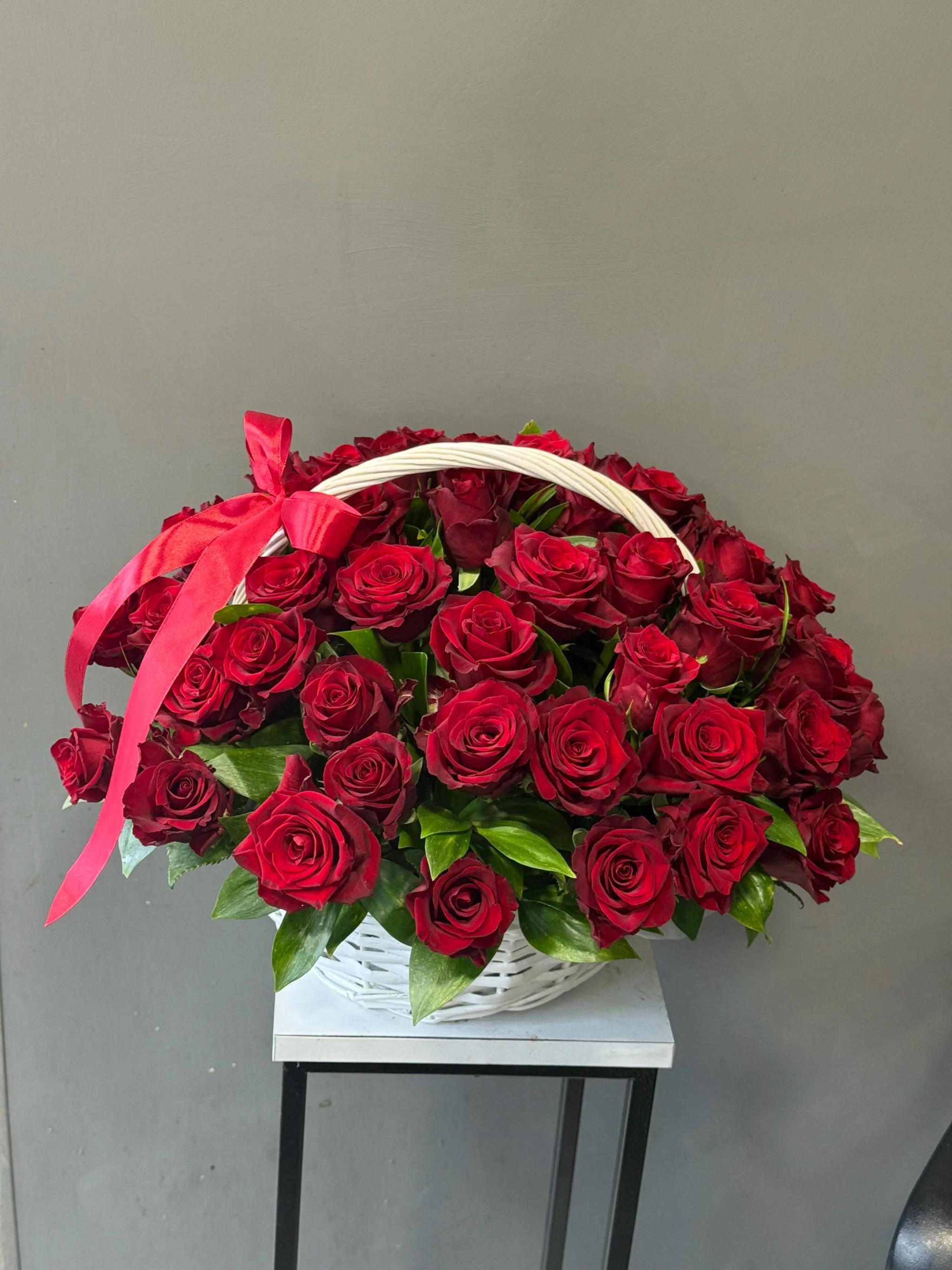 A basket of roses | ծաղիկներ, ծաղկեպսակներ, բույսեր Երևան