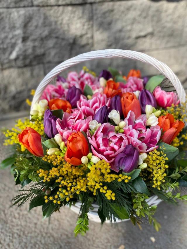 Tulips in a basket | ծաղիկներ, ծաղկեպսակներ, բույսեր - առաքում Երևան