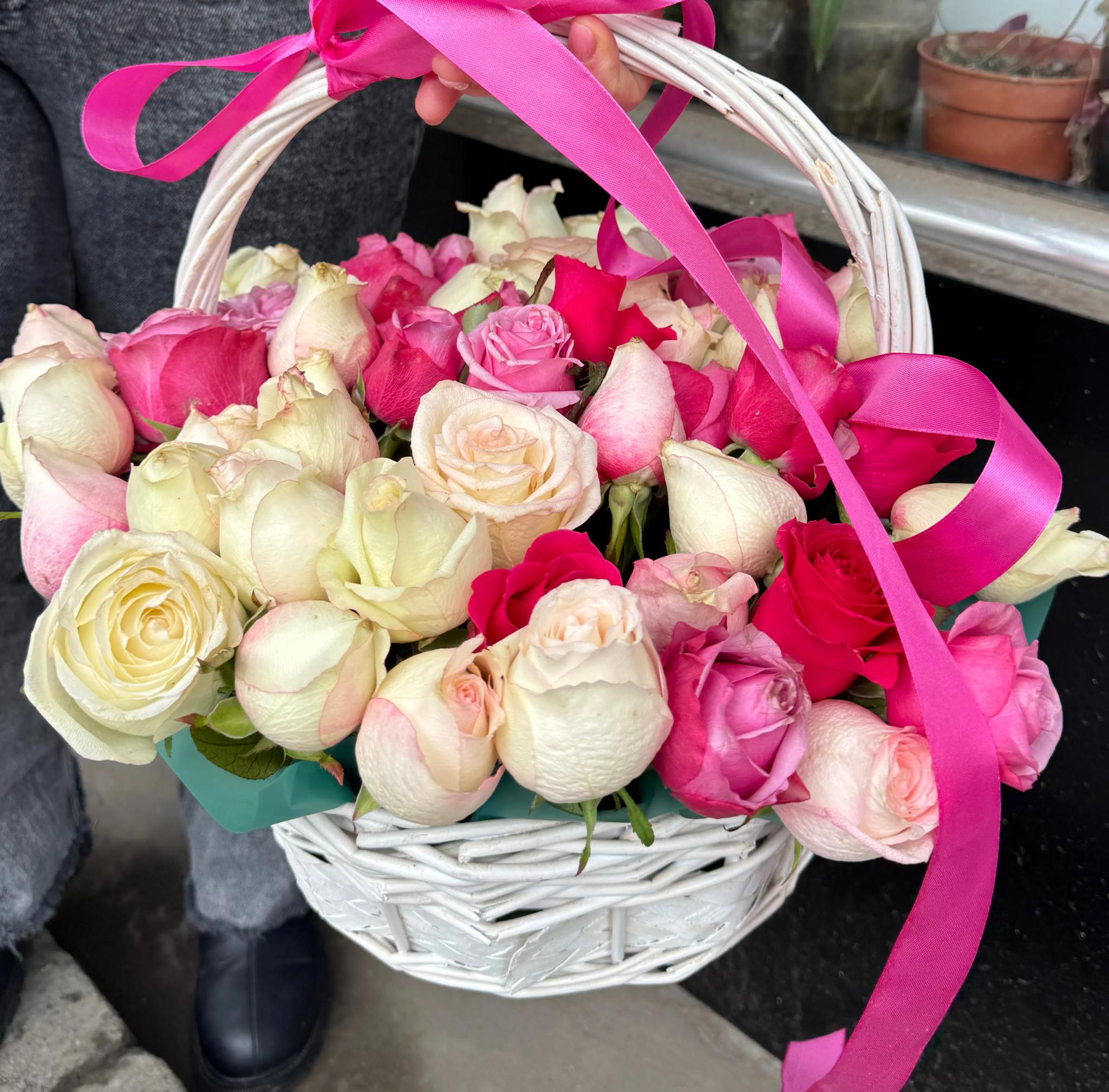 A basket full of roses | ծաղիկներ, ծաղկեպսակներ, բույսեր Երևան