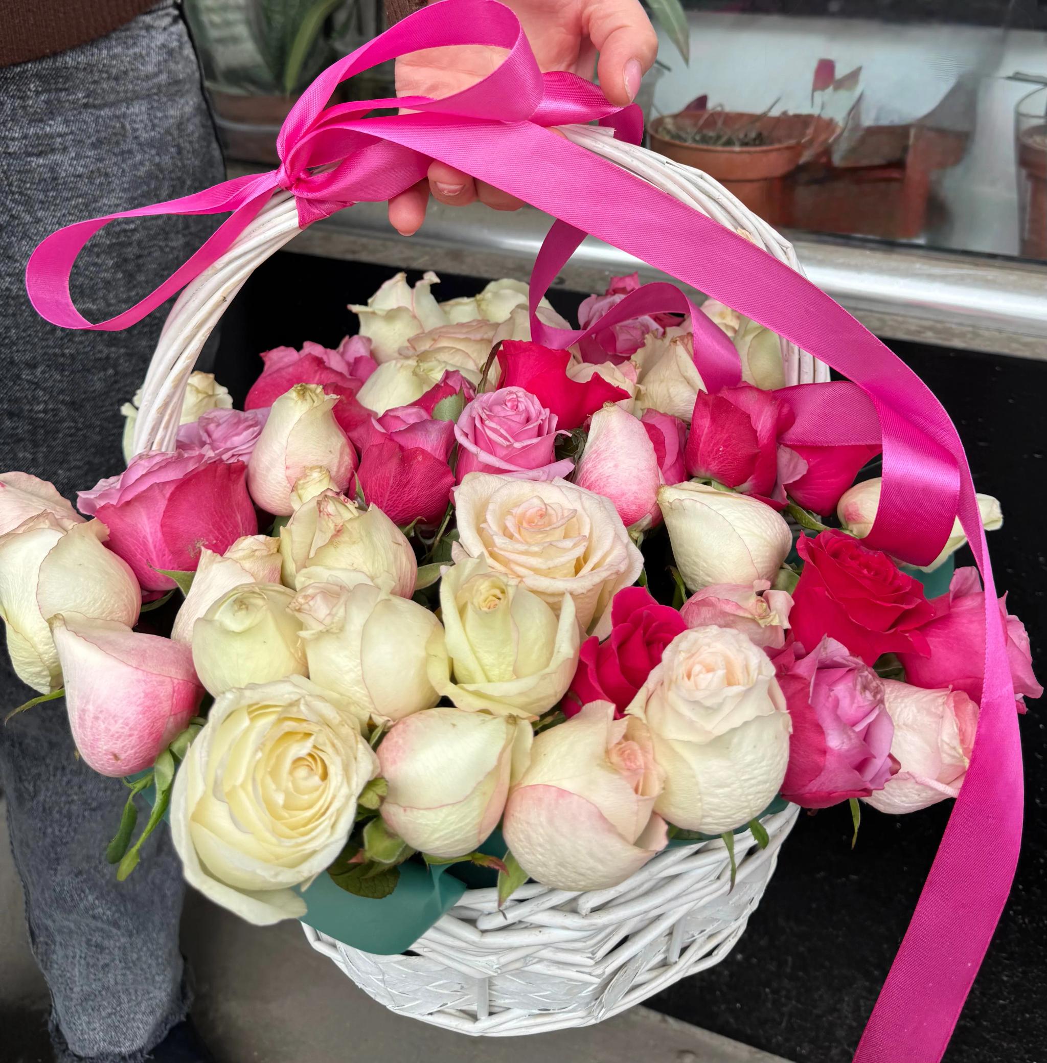 A basket full of roses | ծաղիկներ, ծաղկեպսակներ, բույսեր Երևան