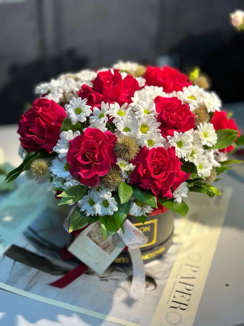 Chrysanthemums and roses in one box | ծաղիկներ, ծաղկեպսակներ, բույսեր Երևան