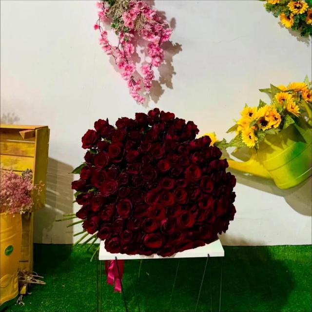 A gorgeous bouquet of Bordeaux roses | ծաղիկներ, ծաղկեպսակներ, բույսեր - առաքում Երևան