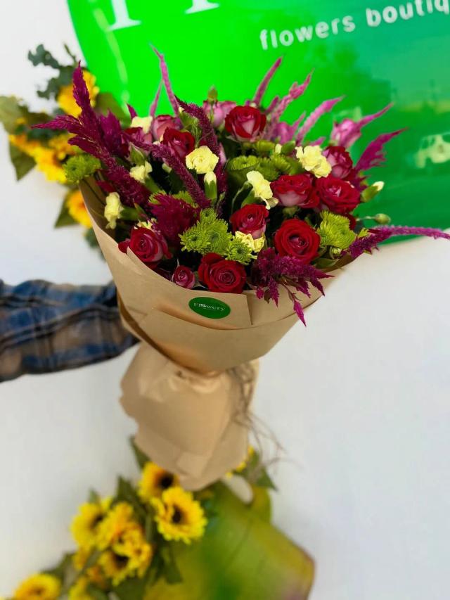 A bouquet of red roses and green chrysanthemums | ծաղիկներ, ծաղկեպսակներ, բույսեր - առաքում Երևան