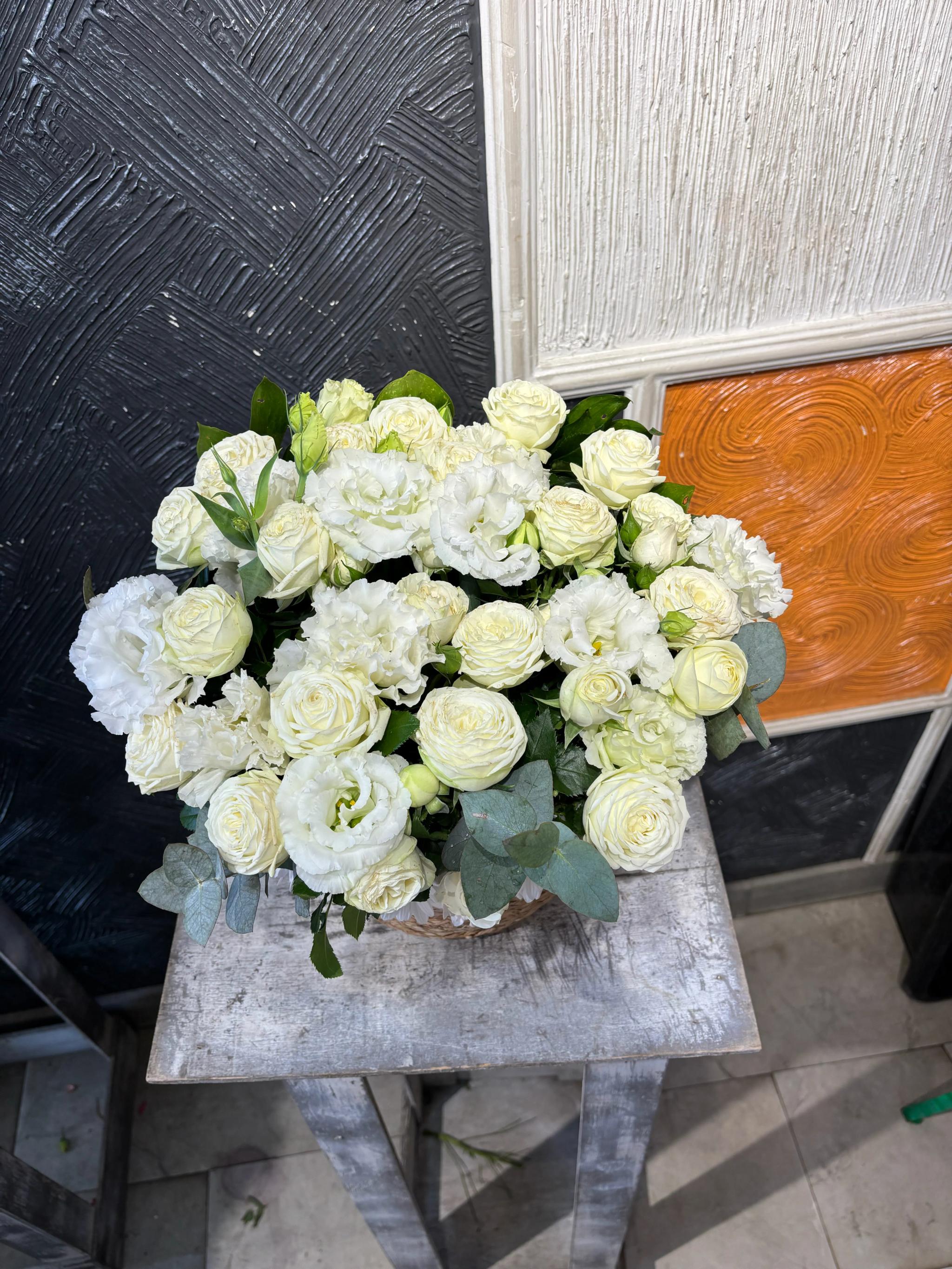 White basket | ծաղիկներ, ծաղկեպսակներ, բույսեր Երևան White basket | ծաղիկներ, ծաղկեպսակներ, բույսեր Երևան