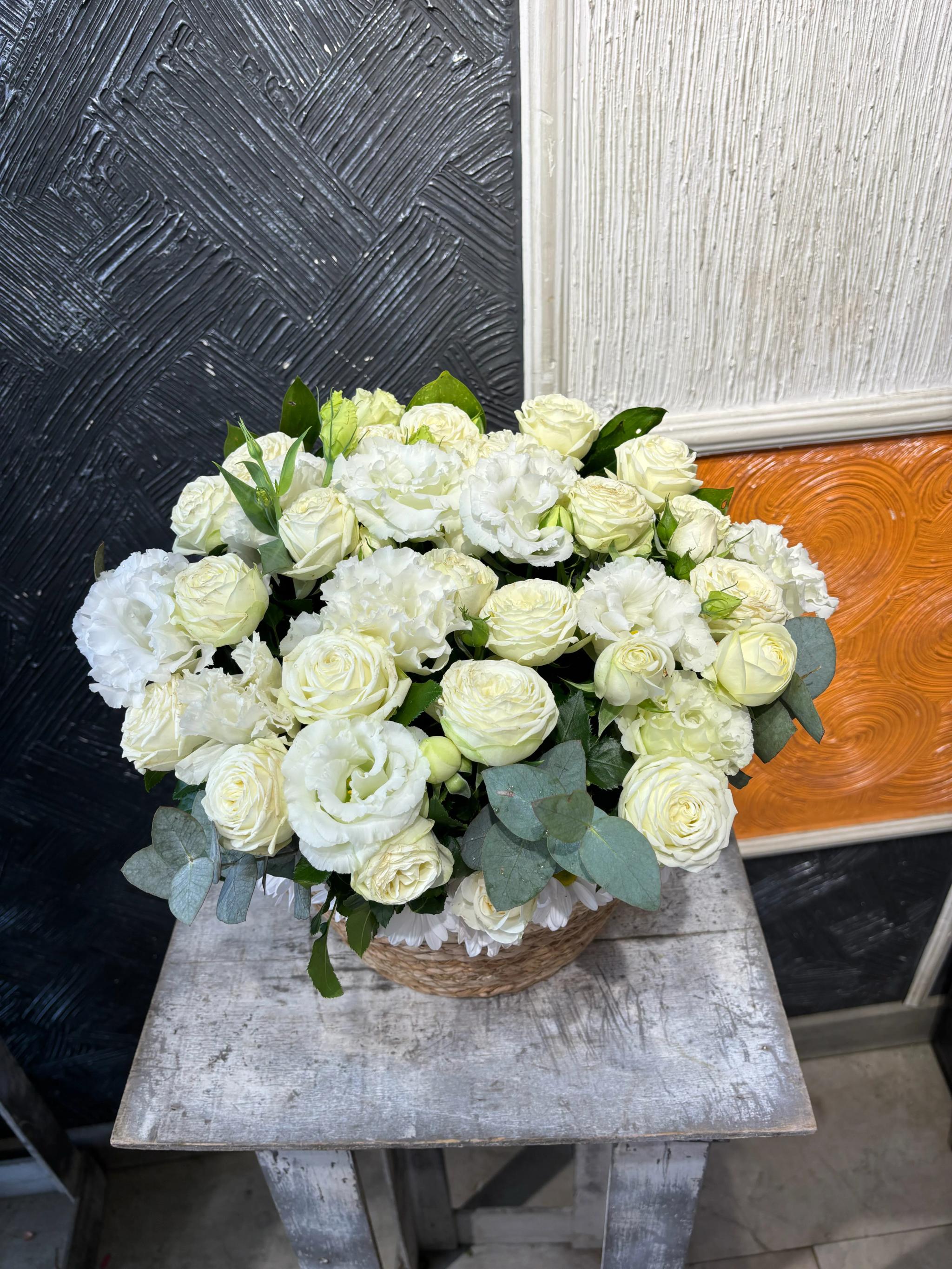 White basket | ծաղիկներ, ծաղկեպսակներ, բույսեր Երևան White basket | ծաղիկներ, ծաղկեպսակներ, բույսեր Երևան