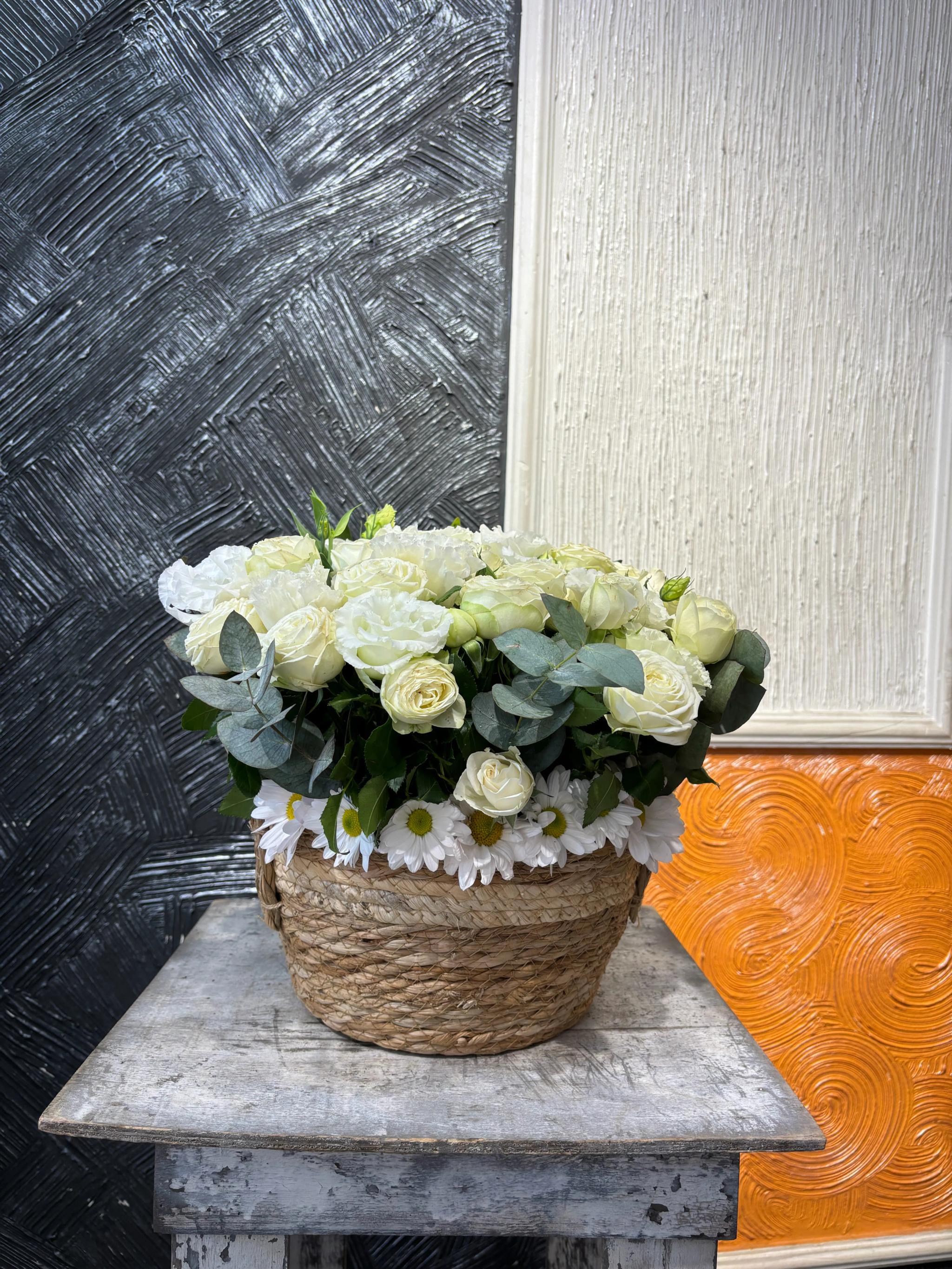 White basket | ծաղիկներ, ծաղկեպսակներ, բույսեր Երևան White basket | ծաղիկներ, ծաղկեպսակներ, բույսեր Երևան