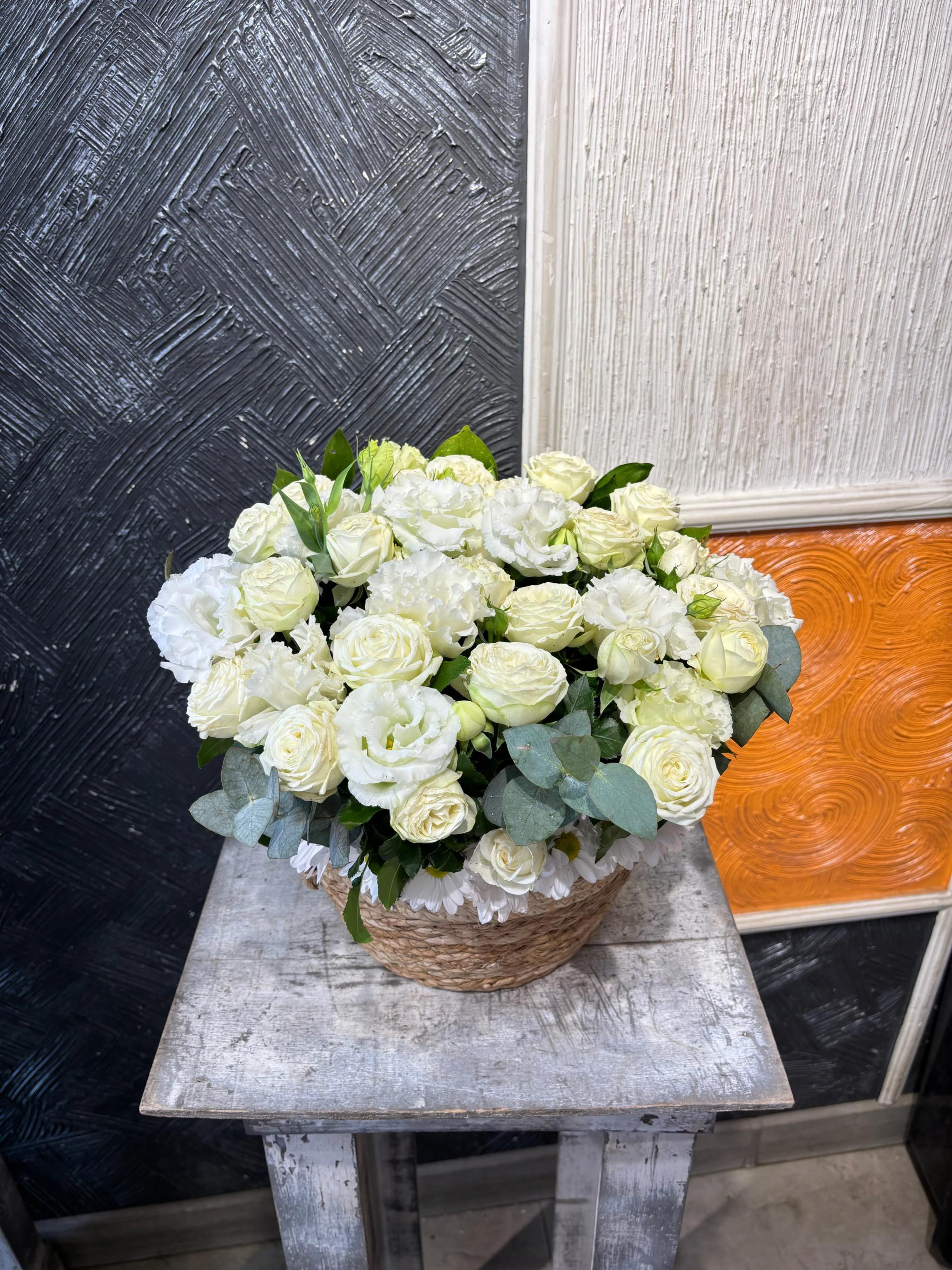 White basket | ծաղիկներ, ծաղկեպսակներ, բույսեր Երևան White basket | ծաղիկներ, ծաղկեպսակներ, բույսեր Երևան