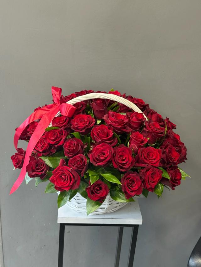 A basket of roses | ծաղիկներ, ծաղկեպսակներ, բույսեր - առաքում Երևան A basket of roses | ծաղիկներ, ծաղկեպսակներ, բույսեր - առաքում Երևան