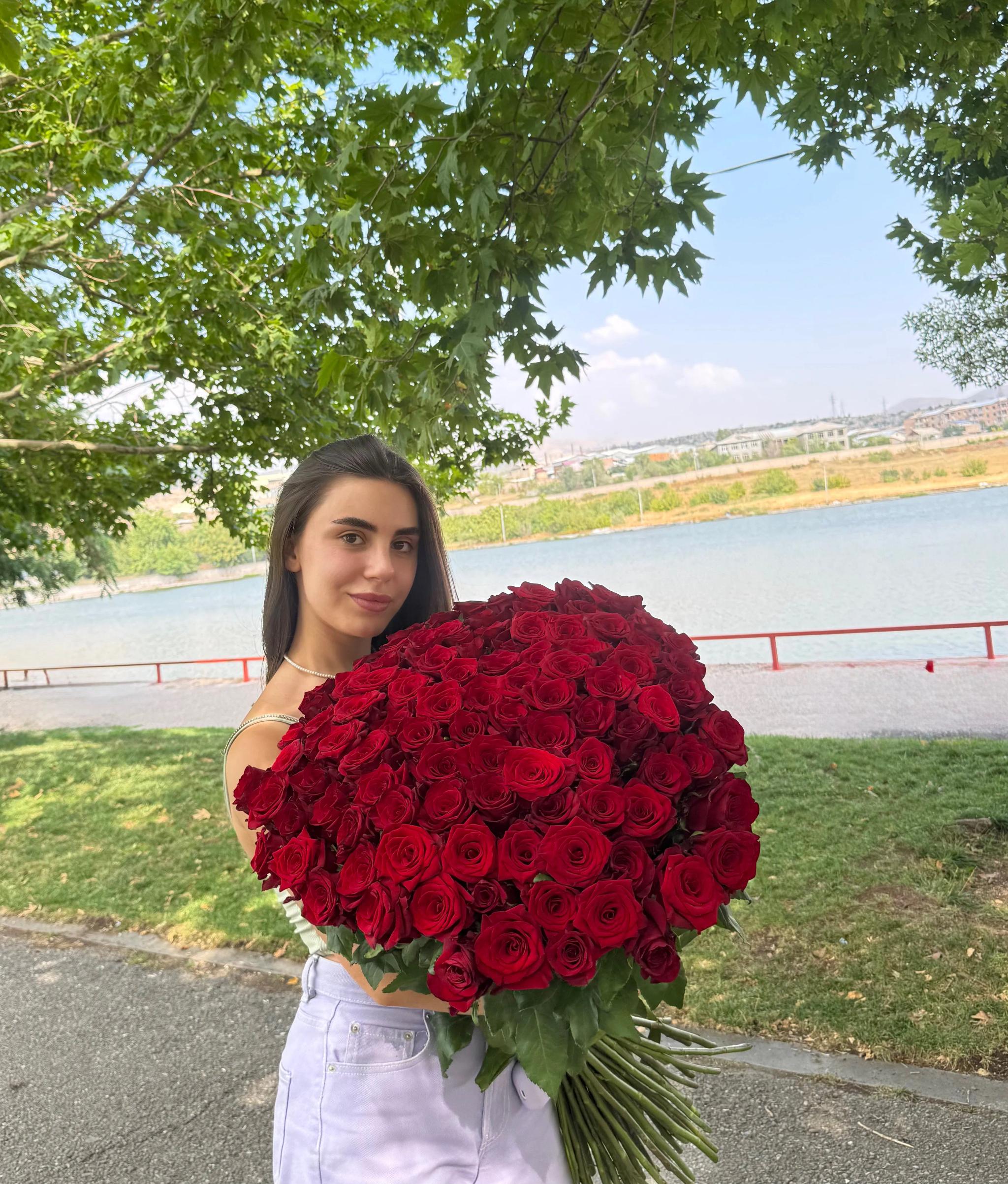 Շքեղ վարդերի փունջ | ծաղիկներ, ծաղկեպսակներ, բույսեր Երևան Շքեղ վարդերի փունջ | ծաղիկներ, ծաղկեպսակներ, բույսեր Երևան