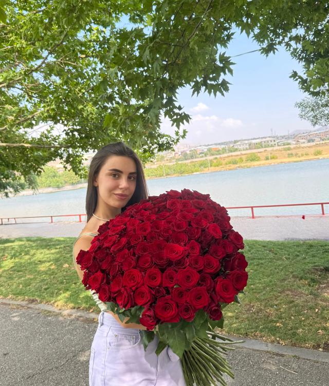 Շքեղ վարդերի փունջ | ծաղիկներ, ծաղկեպսակներ, բույսեր - առաքում Երևան Շքեղ վարդերի փունջ | ծաղիկներ, ծաղկեպսակներ, բույսեր - առաքում Երևան