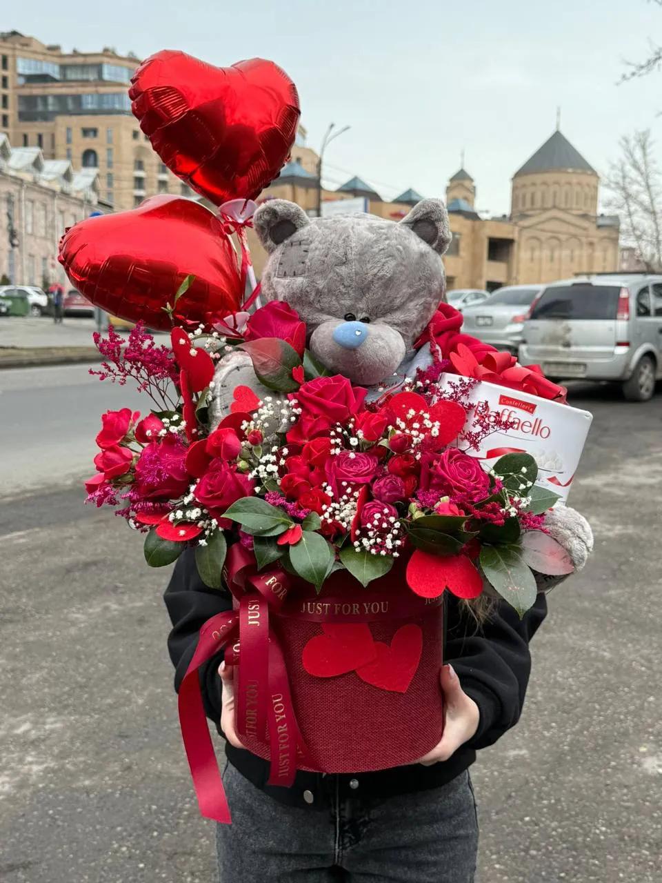 A luxurious floral box full of sweetness | ծաղիկներ, ծաղկեպսակներ, բույսեր Երևան A luxurious floral box full of sweetness | ծաղիկներ, ծաղկեպսակներ, բույսեր Երևան