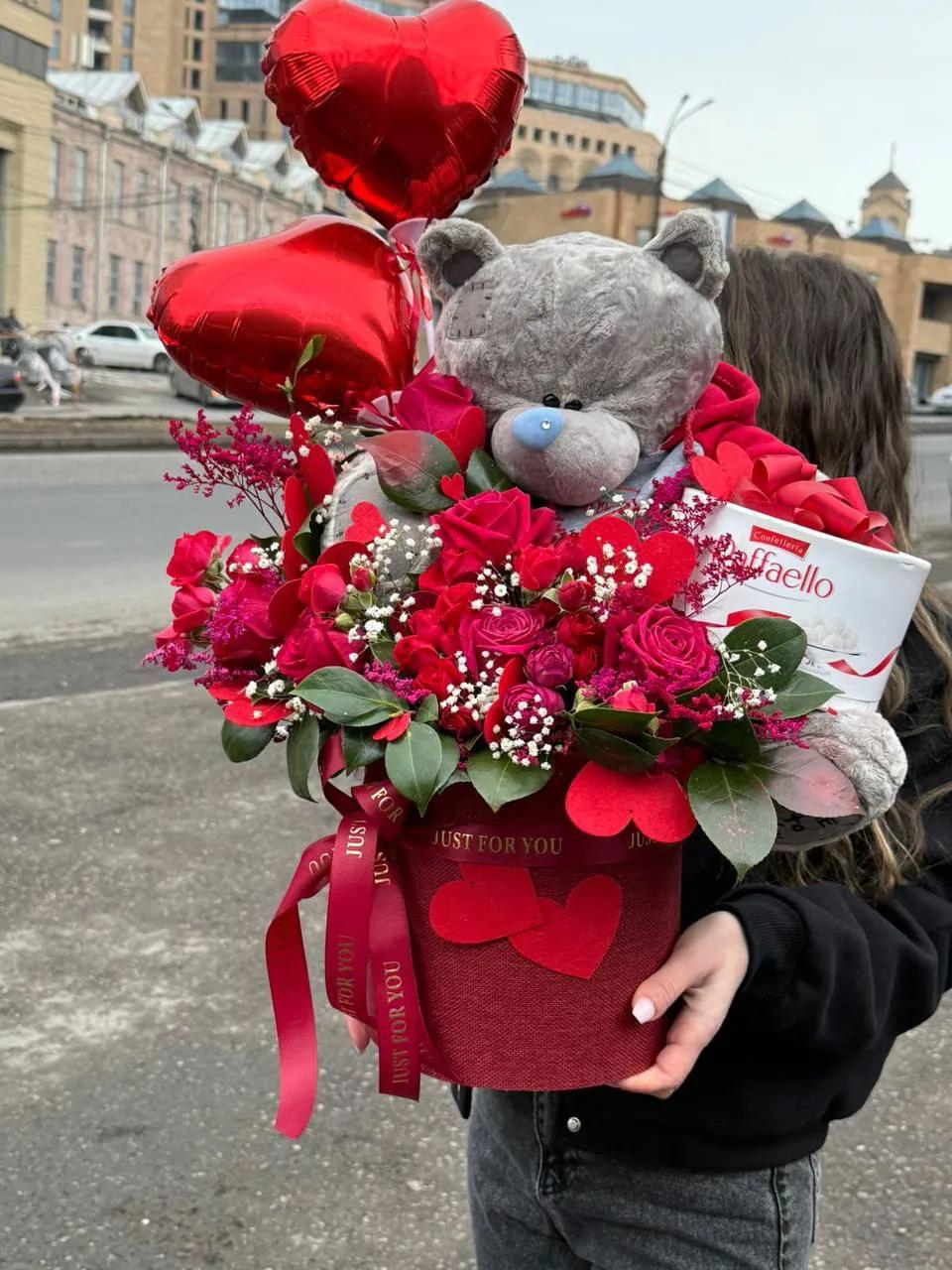 A luxurious floral box full of sweetness | ծաղիկներ, ծաղկեպսակներ, բույսեր Երևան A luxurious floral box full of sweetness | ծաղիկներ, ծաղկեպսակներ, բույսեր Երևան